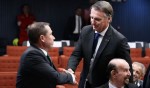 Mauro Cid cumprimenta Bolsonaro dentro do STF