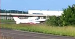 Avião sai da pista e acaba dentro da mata