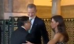 Presidente da Colômbia, Gustavo Petro, passa vergonha ao tentar beijar a rainha da Espanha (veja o vídeo)