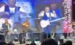 Mais um "traidor" de Bolsonaro dá de cara com a realidade em show de banda famosa (veja o vídeo)