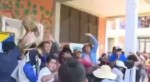 Candidato à Presidência é apedrejado durante votação na Bolívia (veja o vídeo)