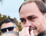 Carlos Bolsonaro vai a manifestação e não consegue conter as lágrimas ao ser abraçado pelo povo (veja o vídeo)