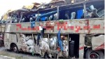 Em trágico acidente passageiros são arremessados de ônibus que tombou e matou 15