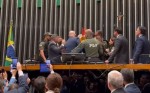 URGENTE: Psolista ocupa Mesa de Motta e é retirado à força pela polícia (veja o vídeo)