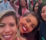 Em frente ao Hospital onde Bolsonaro está internado, jornalista faz a "festa" com colegas (veja o vídeo)