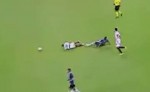 Jogador do Grêmio sofre fratura e cena é impactante