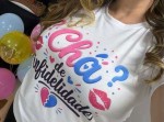 Influenciadora viraliza ao transformar descoberta de infidelidade em “chá revelação”