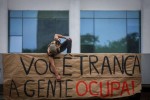 ‘Estudantes’ encapuzados voltam a invadir blocos de administração da USP e polícia é obrigada a agir