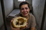 Na prisão, Deolane come o pão que o escorpião amassou.. (veja o vídeo)