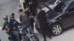 Policial reage a "assalto", atira em dois e só depois descobre que era "brincadeira" (veja o vídeo)