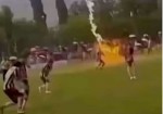 Cena impressiona: Raio atinge campo de futebol, mata jogador de 24 anos e deixa 12 feridos (veja o vídeo)