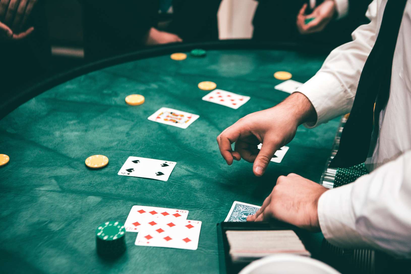 Como jogar 21: aprenda regras e estratégias do Blackjack