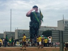 General que criticou Dilma é homenageado com boneco inflável em frente ao Congresso Nacional