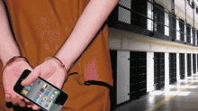Em decisão que favorece o crime, STF derruba leis que obrigam bloqueio de celular em presídio