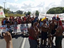 Motociclista ameaça índios e é espancado (Veja o vídeo)