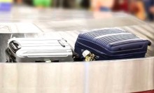 Vídeo flagra funcionários de companhia aérea revirando bagagens de clientes (veja o vídeo)