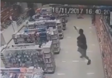 Policial, com bebê no colo, enfrenta e mata dois bandidos (veja o vídeo)
