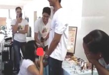 Professora dá aula prática e ensina a colocar camisinha em pênis com a boca (veja o vídeo)