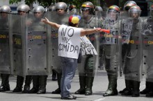 Com a fome maltratando o povo, Venezuela entra em processo de isolamento