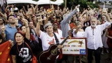 No Natal, em Curitiba, militantes estampam placa associando Lula a Jesus Cristo