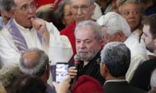 Lula atônito para transformar velório em comício, arruma até advogado novo (Veja o Vídeo)