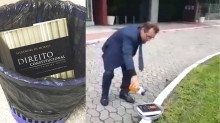 Na frente do fórum, advogado põe fogo no livro de Alexandre do Moraes  (Veja o Vídeo)