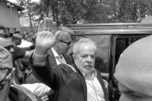 Folha, em franca decadência, finalmente se rende e reconhece que Lula é “ladrão”