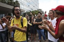 Cultura do diploma cria profissionais "ultra qualificados" tão úteis ao mercado quanto um patinete para um saci