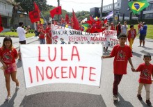 Criminosamente, PT usa crianças para fazer número em prol do homenzinho encarcerado em Curitiba