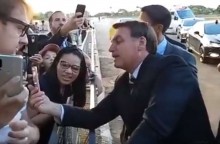 AO VIVO: Na saída do Alvorada, Bolsonaro brinca com funcionária da Havan e leva plateia ao delírio  (veja o vídeo)