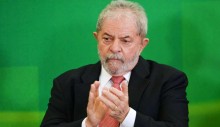 Em palestra com dezenas de cadeiras vazias, Lula ataca a imprensa com alegações erradas