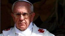 Após episódio do “tapa na mão”, volta a circular vídeo de Papa afastando a mão dos beijos de fiéis (veja o vídeo)