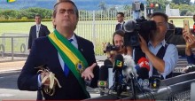 Carioca, interpreta Bolsonaro, participa de café da manhã no Alvorada e satiriza a imprensa (veja o vídeo)