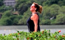 Enquanto a Globo faz terror na tela pelo isolamento, jornalista da emissora passeia na lagoa