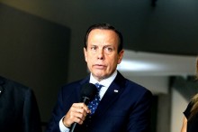 Doria experimenta de seu próprio veneno e é processado por não usar máscara