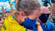 O Brasil abraça Bolsonaro: Nos braços da pequena Julia, o abraço do Brasil (veja o vídeo)