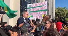 Weintraub é carregado nos braços do povo após depor na PF (veja o vídeo)