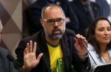 Jornalista deixa o Brasil para denunciar ministros do STF