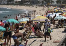Calor intenso 'obriga' as pessoas a saírem de casa no Rio, rumo as praias (veja as fotos)