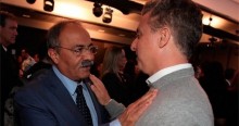 Huck tenta esconder o passado e corre para apagar foto com senador "Cueca"