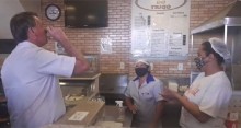 Bolsonaro vai a Lotérica fazer uma 'fezinha' e junto com apoiadores, toma café em uma padaria (veja o vídeo)