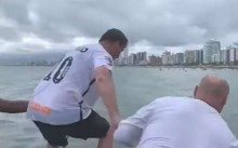Bolsonaro cai no mar e vai nadando ao encontro do povo, que o recepciona de forma calorosa (veja o vídeo)