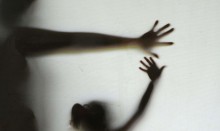 A raiz da perversa normalização da pedofilia: Um plano maligno que avança fomentado pela “elite”