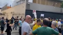 Em São Paulo, povo se reúne em frente a mansão do governador e não perdoa: “Fora Doria” (veja o vídeo)
