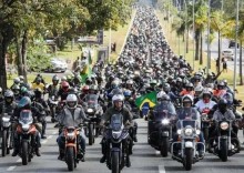 Com o registro de seu inacreditável “passeio” de moto, Bolsonaro manda recado para os seus opositores (veja o vídeo)