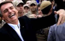 Bolsonaro recebe "cantada" inusitada e cai na gargalhada (veja o vídeo)
