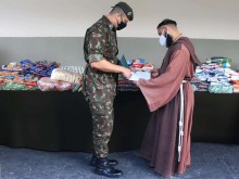 Exército arrecada e entrega mais de 1,2 tonelada de alimentos no Rio de Janeiro