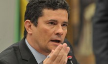 Desesperado, Moro toma atitude inusitada