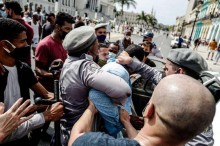 Os 'companheiros' de Lula: parlamento de Cuba aprova prisão para quem protestar contra o governo