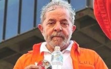 Lula ganha presente inusitado e pede mais...